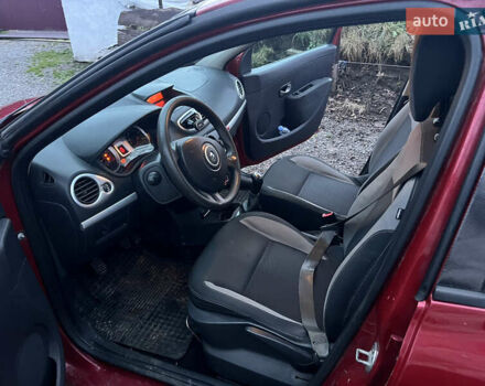 Красный Рено Клио, объемом двигателя 1.2 л и пробегом 221 тыс. км за 4500 $, фото 13 на Automoto.ua