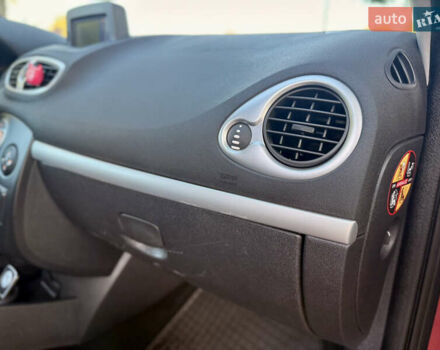 Красный Рено Клио, объемом двигателя 1.2 л и пробегом 209 тыс. км за 6900 $, фото 30 на Automoto.ua