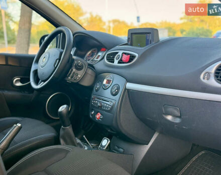 Красный Рено Клио, объемом двигателя 1.2 л и пробегом 209 тыс. км за 6900 $, фото 26 на Automoto.ua