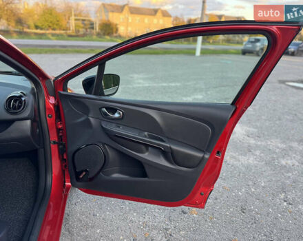 Рено Кліо 2015 у Дубно на Automoto.ua Червоний Рено Кліо, об'ємом двигуна 1.5 л та пробігом 200 тис. км за 8350 $, фото 59 на Automoto.ua