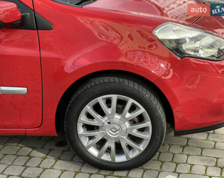 Красный Рено Клио, объемом двигателя 1.6 л и пробегом 240 тыс. км за 6999 $, фото 18 на Automoto.ua