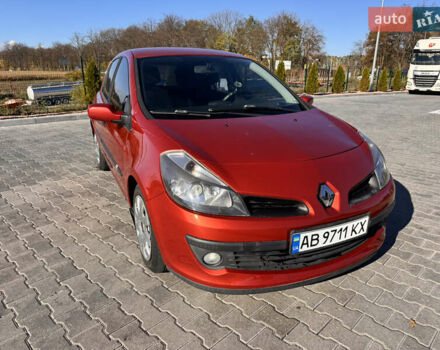 Красный Рено Клио, объемом двигателя 1.6 л и пробегом 212 тыс. км за 4999 $, фото 1 на Automoto.ua