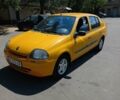 Желтый Рено Клио, объемом двигателя 1.39 л и пробегом 150 тыс. км за 2500 $, фото 1 на Automoto.ua