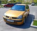 Желтый Рено Клио, объемом двигателя 1.4 л и пробегом 214 тыс. км за 3900 $, фото 1 на Automoto.ua