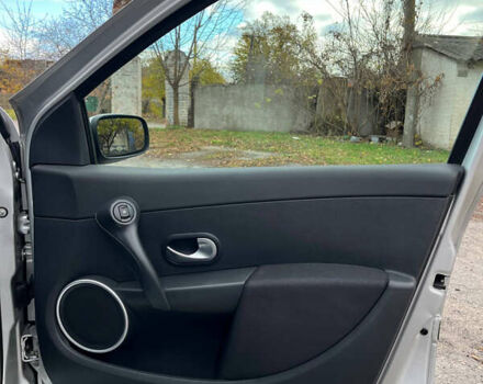 Серый Рено Клио, объемом двигателя 1.6 л и пробегом 140 тыс. км за 5450 $, фото 44 на Automoto.ua