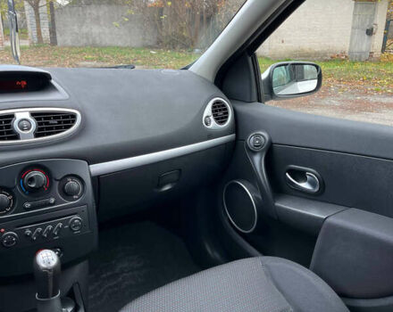 Серый Рено Клио, объемом двигателя 1.6 л и пробегом 140 тыс. км за 5450 $, фото 47 на Automoto.ua