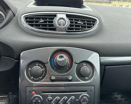 Серый Рено Клио, объемом двигателя 1.6 л и пробегом 160 тыс. км за 6400 $, фото 12 на Automoto.ua