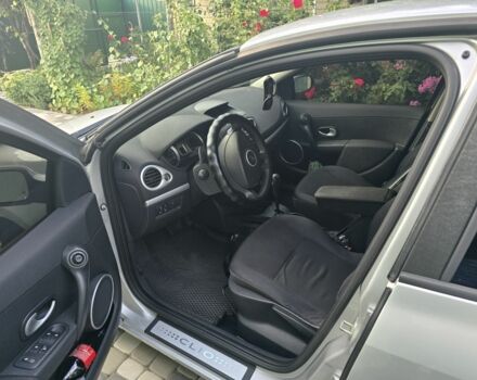 Серый Рено Клио, объемом двигателя 1.6 л и пробегом 198 тыс. км за 6499 $, фото 2 на Automoto.ua