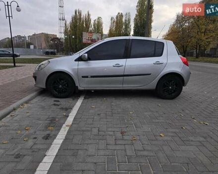 Серый Рено Клио, объемом двигателя 1.6 л и пробегом 201 тыс. км за 6400 $, фото 1 на Automoto.ua