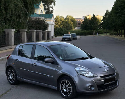 Серый Рено Клио, объемом двигателя 1.46 л и пробегом 229 тыс. км за 6400 $, фото 2 на Automoto.ua