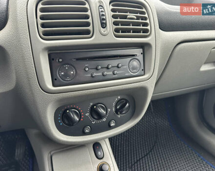 Серый Рено Клио, объемом двигателя 1.4 л и пробегом 301 тыс. км за 2999 $, фото 26 на Automoto.ua