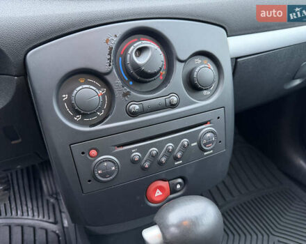 Сірий Рено Кліо, об'ємом двигуна 1.6 л та пробігом 102 тис. км за 7200 $, фото 40 на Automoto.ua