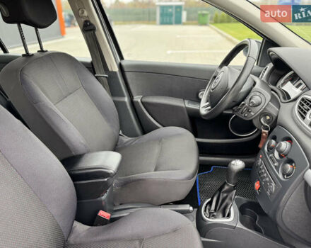 Сірий Рено Кліо, об'ємом двигуна 1.2 л та пробігом 241 тис. км за 5200 $, фото 23 на Automoto.ua