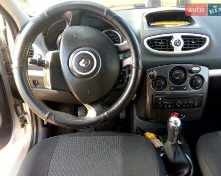 Рено Клио 2011 в Снятине на Automoto.ua Серый Рено Клио, объемом двигателя 1.5 л и пробегом 266 тыс. км за 5499 $, фото 12 на Automoto.ua