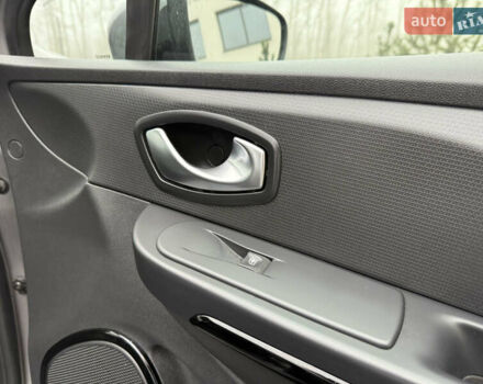 Серый Рено Клио, объемом двигателя 1.2 л и пробегом 122 тыс. км за 8800 $, фото 65 на Automoto.ua