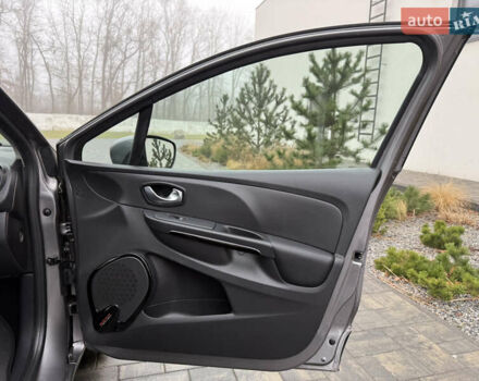 Серый Рено Клио, объемом двигателя 1.2 л и пробегом 122 тыс. км за 8800 $, фото 63 на Automoto.ua