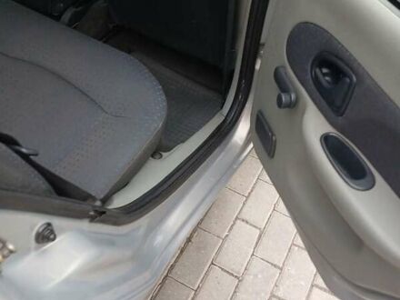 Сірий Рено Кліо, об'ємом двигуна 1.4 л та пробігом 150 тис. км за 3400 $, фото 1 на Automoto.ua