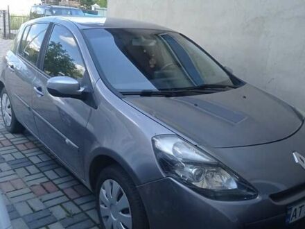 Рено Кліо 2011 у Калуше на Automoto.ua Сірий Рено Кліо, об'ємом двигуна 1.46 л та пробігом 220 тис. км за 5700 $, фото 1 на Automoto.ua