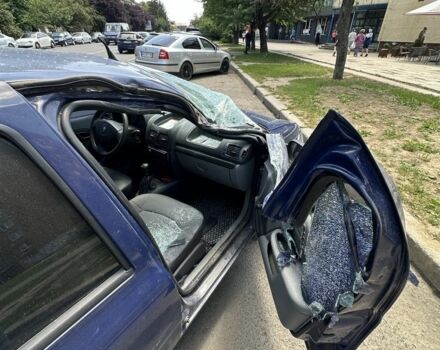 Синий Рено Клио, объемом двигателя 1.4 л и пробегом 150 тыс. км за 846 $, фото 7 на Automoto.ua