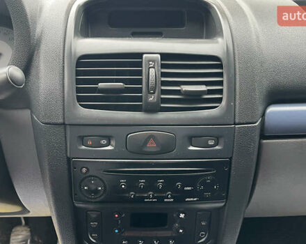 Синій Рено Кліо, об'ємом двигуна 1.39 л та пробігом 211 тис. км за 3400 $, фото 11 на Automoto.ua