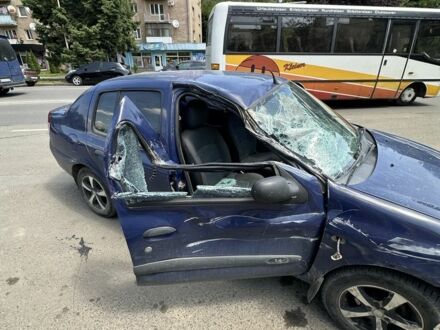 Рено Кліо 2004 у Ужгороді на Automoto.ua Синій Рено Кліо, об'ємом двигуна 1.4 л та пробігом 150 тис. км за 846 $, фото 1 на Automoto.ua