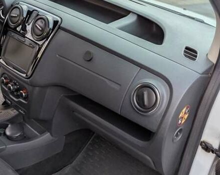 Белый Рено Dokker, объемом двигателя 1.6 л и пробегом 52 тыс. км за 13999 $, фото 28 на Automoto.ua
