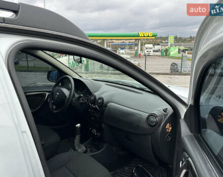 Белый Рено Дастер, объемом двигателя 1.6 л и пробегом 115 тыс. км за 8600 $, фото 19 на Automoto.ua