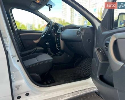 Белый Рено Дастер, объемом двигателя 2 л и пробегом 93 тыс. км за 9600 $, фото 21 на Automoto.ua