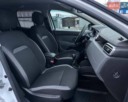 Білий Рено Дастер, об'ємом двигуна 1.6 л та пробігом 97 тис. км за 12790 $, фото 10 на Automoto.ua