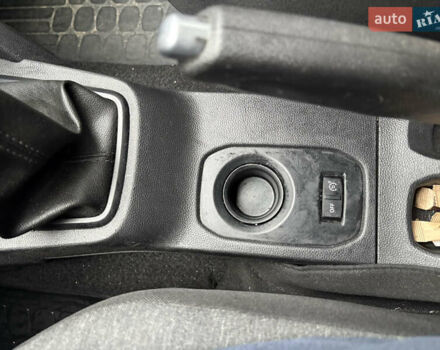 Белый Рено Дастер, объемом двигателя 1.6 л и пробегом 75 тыс. км за 12999 $, фото 16 на Automoto.ua