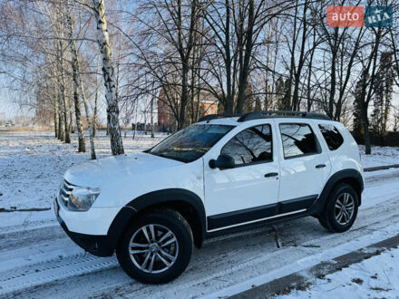 Рено Дастер 2015 в Ромнах на Automoto.ua Белый Рено Дастер, объемом двигателя 1.46 л и пробегом 68 тыс. км за 11700 $, фото 1 на Automoto.ua