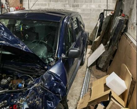 Синий Рено Дастер, объемом двигателя 1.6 л и пробегом 102 тыс. км за 3300 $, фото 3 на Automoto.ua