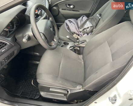 Белый Рено Флюенс, объемом двигателя 1.5 л и пробегом 290 тыс. км за 5400 $, фото 16 на Automoto.ua