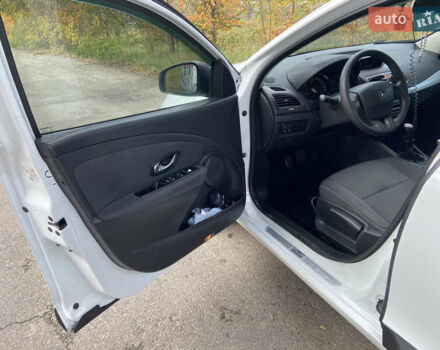 Белый Рено Флюенс, объемом двигателя 1.5 л и пробегом 290 тыс. км за 5400 $, фото 15 на Automoto.ua