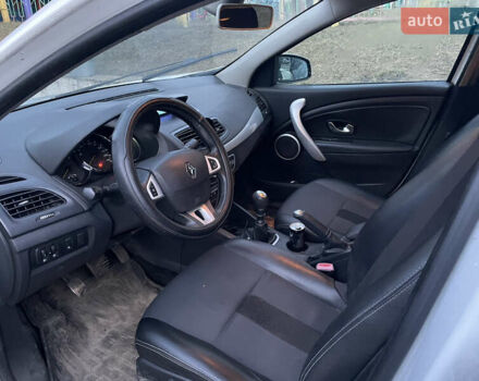 Белый Рено Флюенс, объемом двигателя 1.46 л и пробегом 300 тыс. км за 3800 $, фото 5 на Automoto.ua