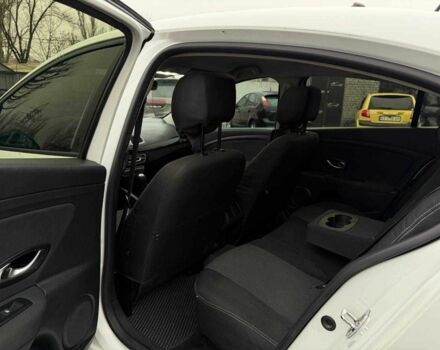 Белый Рено Флюенс, объемом двигателя 1.6 л и пробегом 220 тыс. км за 5100 $, фото 12 на Automoto.ua