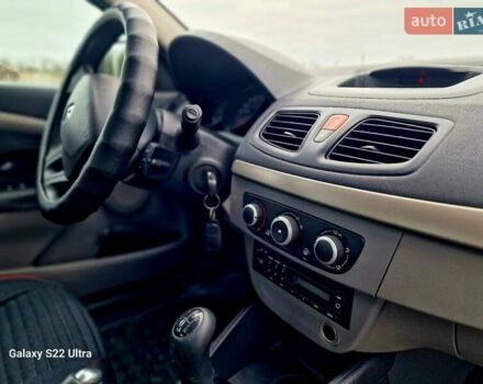 Білий Рено Флюенс, об'ємом двигуна 1.6 л та пробігом 273 тис. км за 5100 $, фото 19 на Automoto.ua