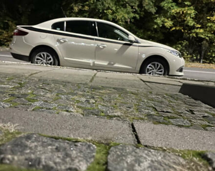 Білий Рено Флюенс, об'ємом двигуна 1.6 л та пробігом 181 тис. км за 9500 $, фото 4 на Automoto.ua