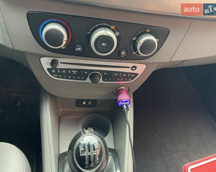 Сірий Рено Флюенс, об'ємом двигуна 1.6 л та пробігом 177 тис. км за 5950 $, фото 19 на Automoto.ua