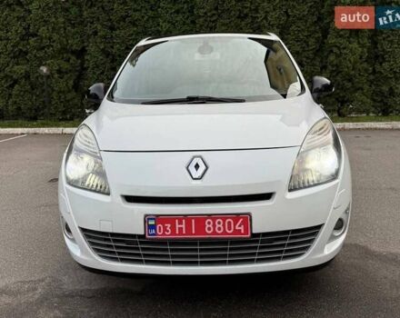 Белый Рено Гранд Сценик, объемом двигателя 1.6 л и пробегом 250 тыс. км за 8600 $, фото 1 на Automoto.ua