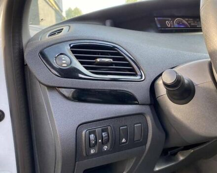 Белый Рено Гранд Сценик, объемом двигателя 1.5 л и пробегом 257 тыс. км за 9000 $, фото 11 на Automoto.ua