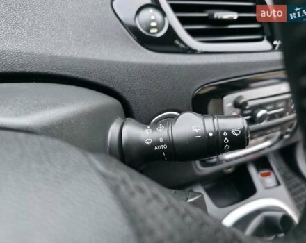 Белый Рено Гранд Сценик, объемом двигателя 1.6 л и пробегом 228 тыс. км за 8777 $, фото 60 на Automoto.ua