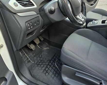 Белый Рено Гранд Сценик, объемом двигателя 1.5 л и пробегом 272 тыс. км за 9300 $, фото 24 на Automoto.ua