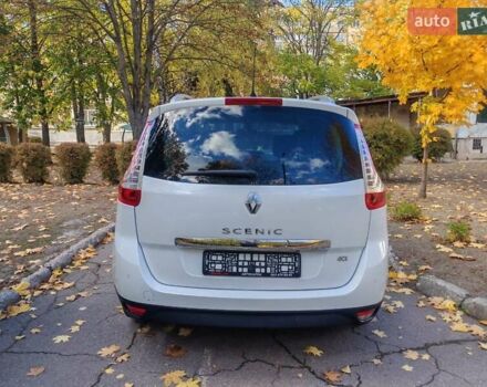 Білий Рено Гранд Сценік, об'ємом двигуна 1.6 л та пробігом 178 тис. км за 11200 $, фото 8 на Automoto.ua