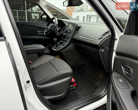 Белый Рено Гранд Сценик, объемом двигателя 1.5 л и пробегом 210 тыс. км за 16400 $, фото 5 на Automoto.ua