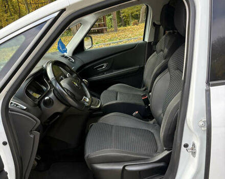 Белый Рено Гранд Сценик, объемом двигателя 1.7 л и пробегом 199 тыс. км за 15550 $, фото 30 на Automoto.ua