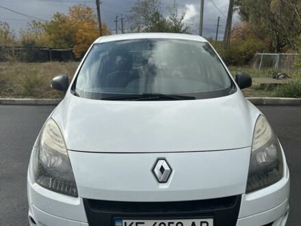 Рено Гранд Сценик 2009 в Кривом Роге на Automoto.ua Белый Рено Гранд Сценик, объемом двигателя 1.5 л и пробегом 220 тыс. км за 6900 $, фото 1 на Automoto.ua