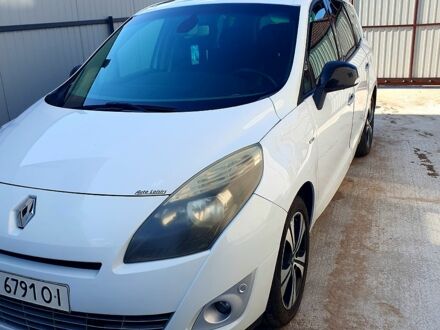 Білий Рено Гранд Сценік, об'ємом двигуна 1.6 л та пробігом 290 тис. км за 8000 $, фото 1 на Automoto.ua