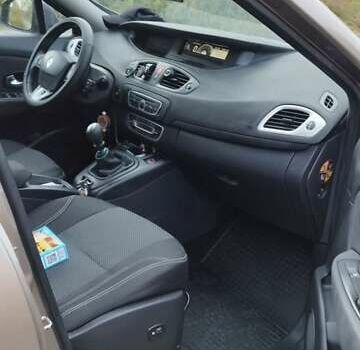 Бежевый Рено Гранд Сценик, объемом двигателя 1.9 л и пробегом 250 тыс. км за 6900 $, фото 9 на Automoto.ua