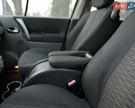 Черный Рено Гранд Сценик, объемом двигателя 2 л и пробегом 211 тыс. км за 5600 $, фото 28 на Automoto.ua